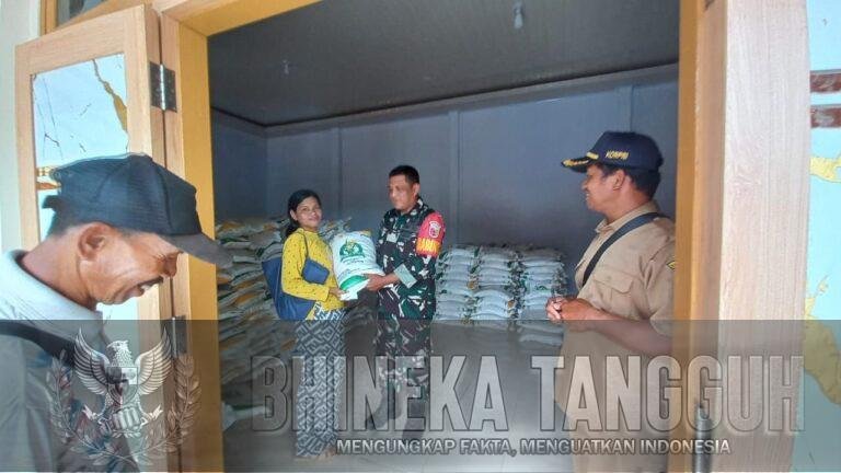 Babinsa Koramil Songgon Kawal Ketat Distribusi Bansos: 738 Warga Desa Bayu Terima Bantuan Pangan