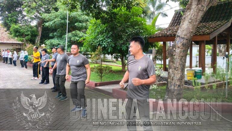 Anggota Koramil 0825/14 Kabat dan Persit Gelar Senam Bersama Forpimka dan Pemdes di Lapangan Kecamatan