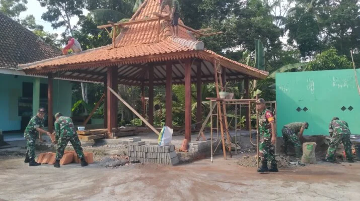 Danramil Songgon Pimpin Langsung Pembangunan Aula Outdoor Koramil