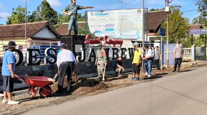 Rawat Tradisi Gotong Royong, Warga Desa Jambewangi Gelar Karya Bakti Bersama TNI
