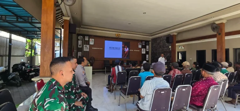 Tingkatkan Kapasitas Aparatur Desa, Babinsa Patoman Dampingi Kegiatan Sosialisasi Pelayanan Prima oleh API Banyuwangi
