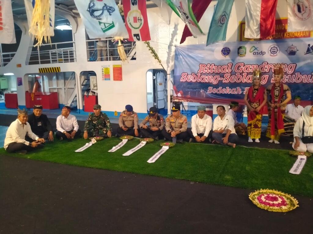 Larung Sesaji di Selat Bali: Koramil 0825/21 Kalipuro Amankan Ketapang Festival Sedekah Segoro 2026